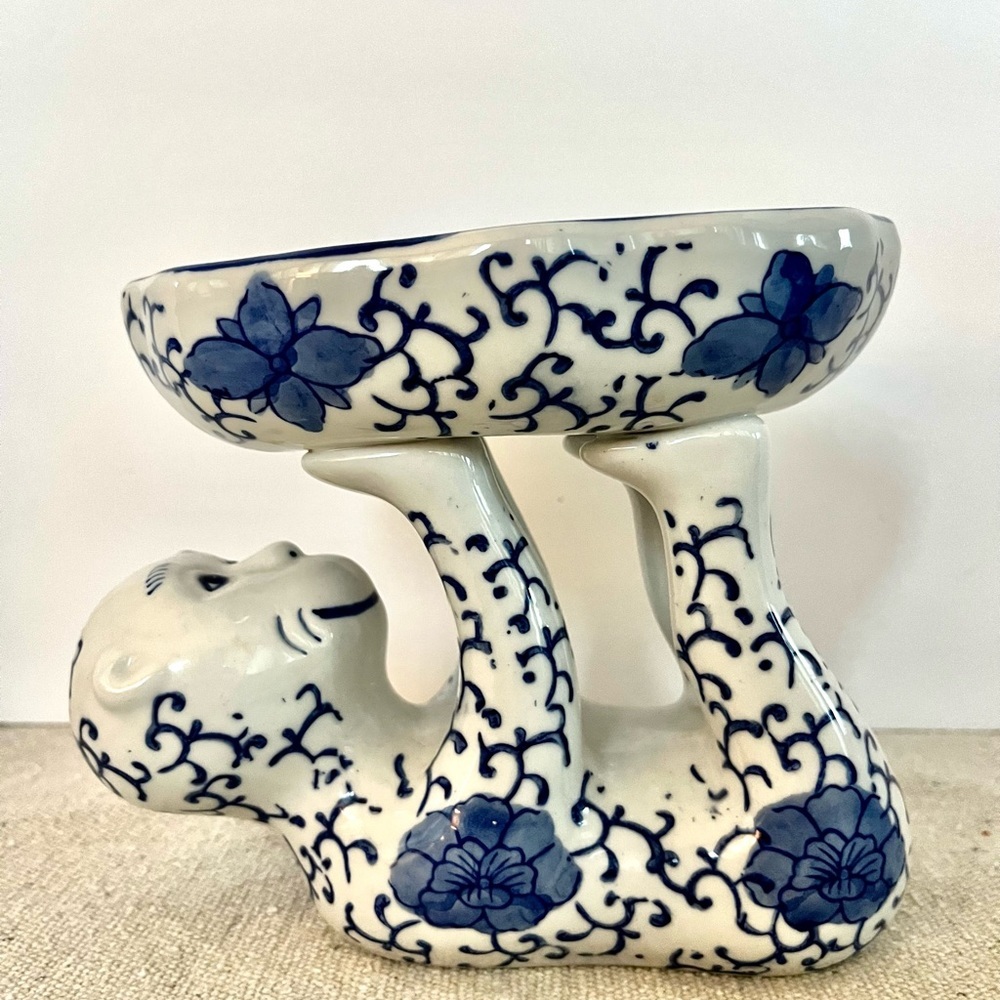 Vintage Chinese Chinoiserie Chinese Porcelain Monkey on Back Holding Bowl 🖤
